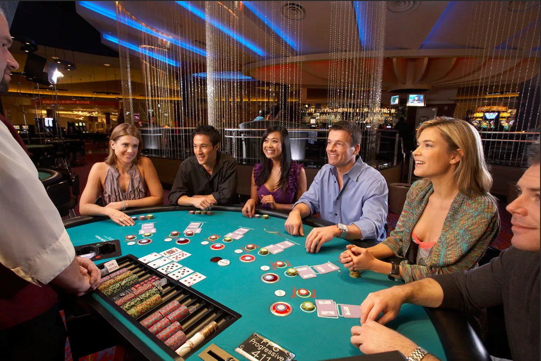 Играть в покер официально. Покер игра казино. Люди в казино. Стол казино Покер. Жизнь казино.